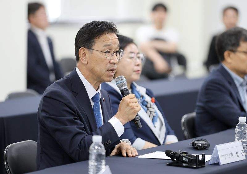 위성곤 제주특별자치도지사 당선인이 9일 제주시 오라동 제40대 제주도지사직 인수위원회 사무실에서 열린 인수위원 위촉장 수여식에서 인사말을 하고 있다. 인수위는 16일 하정우 전 대통령실 AI미래기획수석을 초청해 도민 공감대 형성을 위한 특강을 연다. /사진=연합뉴스
