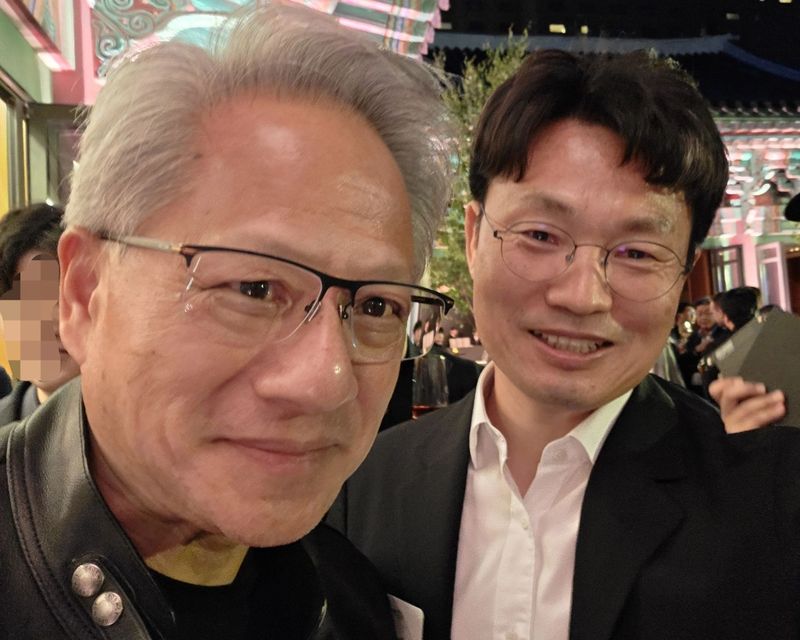 젠슨 황 엔비디아 최고경영자(왼쪽)와 임도형 아비커스 대표가 지난 6월 8일 서울 장충동 신라호텔에서 열린 '코리아 AI 에코시스템 리셉션'에 참석해 함께 사진을 찍고 있다. 임도형 아비커스 대표 SNS 제공