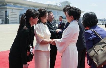 (평양 노동신문=뉴스1) =북한 노동당 기관지 노동신문은 9일 김정은 당 총비서와 리설주 여사가 시진핑 중국 국가주석과 펑리위안 여사를 공항에서 맞이했다고 보도했다.[국내에서만 사용가능. 재배포 금지. DB 금지. For Use Only in the Republic of Korea. Redistribution Prohibited] rodongphoto@news1.kr