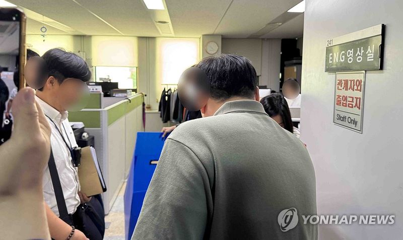 경찰, 경남도청 압수수색 (출처=연합뉴스)
