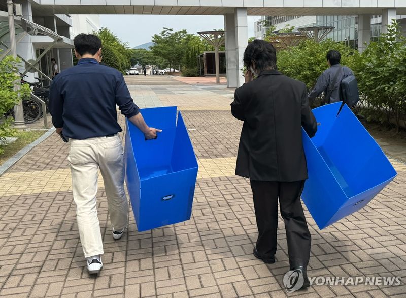 경남도청 압수수색 나선 경찰 (출처=연합뉴스)