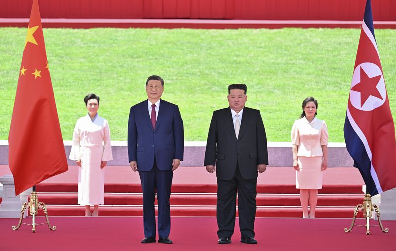 시진핑 중국 국가주석 내외와 김정은 북한 국무위원장 내외가 지난 8일 북한 평양 김일성 광장에서 열린 환영식에 참석하고 있다. 신화/뉴시스