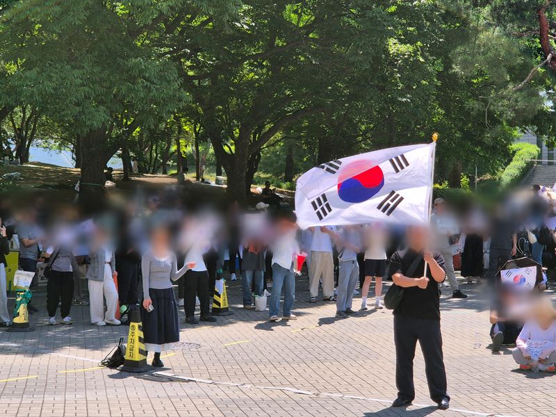 태극기를 들고 '부정선거 재선거' '당일투표 수개표' 등의 구호를 외치는 시민들의 모습. 사진=김예지 기자
