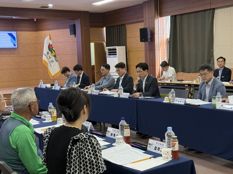 김민재 행정안전부 차관과 여중협 강원자치도 행정부지사가 지난 8일 횡성군 우천면 하대리의 햇빛소득마을 준비 현장을 찾아 주민들과 간담회를 가졌다. 강원자치도 제공
