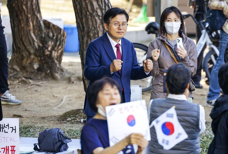 [서울=뉴시스] 정병혁 기자 = 제9회 전국동시지방선거 투표용지 부족 사태에 항의하며 개표소 봉쇄 시위를 이어가고 있는 가운데 황교안 자유와혁신 대표가 9일 서울 송파구 올림픽공원 핸드볼경기장에 설치된 개표소 앞에서 구호를 외치고 있다. 2026.06.09. jhope@newsis.com