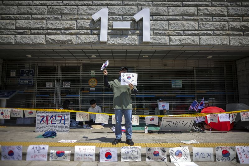 [서울=뉴시스] 정병혁 기자 = 제9회 전국동시지방선거 투표용지 부족 사태에 항의하며 개표소 봉쇄 시위를 이어가고 있는 가운데 황교안 자유와혁신 대표가 9일 서울 송파구 올림픽공원 핸드볼경기장에 설치된 개표소 앞에서 구호를 외치고 있다. 2026.06.09. jhope@newsis.com