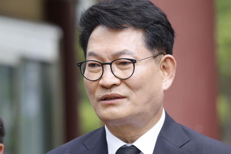 송영길 더불어민주당 국회의원이 7일 오전 광주 국립5.18민주묘지를 참배한후 민주의문 앞에서 기자들 질문에 답하고 있다. 2026.6.7 ⓒ 뉴스1 김태성 기자