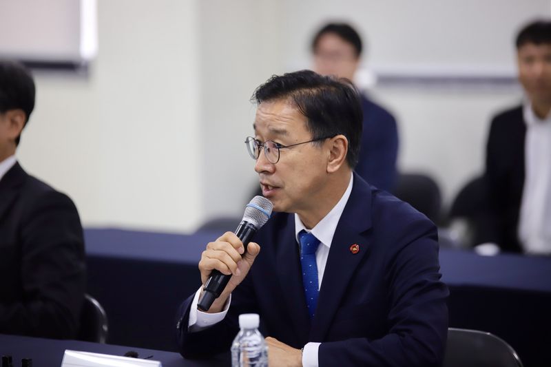 위성곤 제주특별자치도지사 당선인이 9일 옛 제주BS빌딩에서 열린 제40대 제주특별자치도지사직 인수위원회 제1차 전체회의에서 인사말을 하고 있다. 위 당선인은 민생 회복 공약을 취임 즉시 실행할 수 있도록 실무형 현장 중심 인수위를 운영하겠다고 밝혔다. /사진=위성곤 당선인 측 제공
