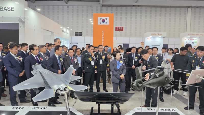 9일 대전컨벤션센터(DCC)에서 열리는 '2026 대한민국 국방산업발전대전' 관람객들이 한국항공우주산업(KAI)이 마련한 부스를 살펴보고 있다. KAI 제공