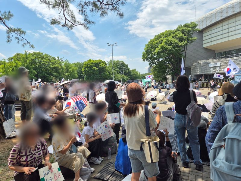 9일 정오께 서울 송파구 올림픽공원 핸드볼경기장 일대에 모인 유권자들의 모습. 2030세대가 다수 분포했다. 사진=김예지 기자