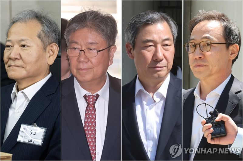 윤석열 정부 당시 대통령 관저 이전 불법 예산 전용 혐의로 기소된 이상민 전 행정안전부 장관(왼쪽부터), 김대기 전 대통령실 비서실장, 윤재순 전 총무비서관, 김오진 전 관리비서관. 연합뉴스