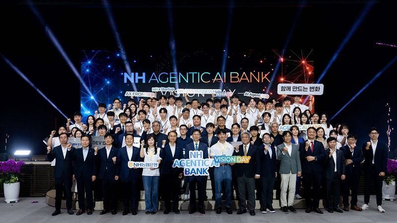강태영 NH농협은행장(앞줄 왼쪽 7번째)가 9일 서울 중구 본사에서 개최된 'NH AGENTIC AI BANK' 비전 선포식에서 임직원들과 기념촬영을 하고 있다. 농협은행 제공