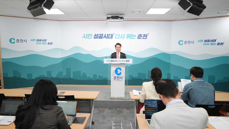 육동한 춘천시장이 9일 춘천시청 브리핑룸에서 열린 언론브리핑을 통해 민선9기 시정방향을 설명하고 있다. 춘천시 제공