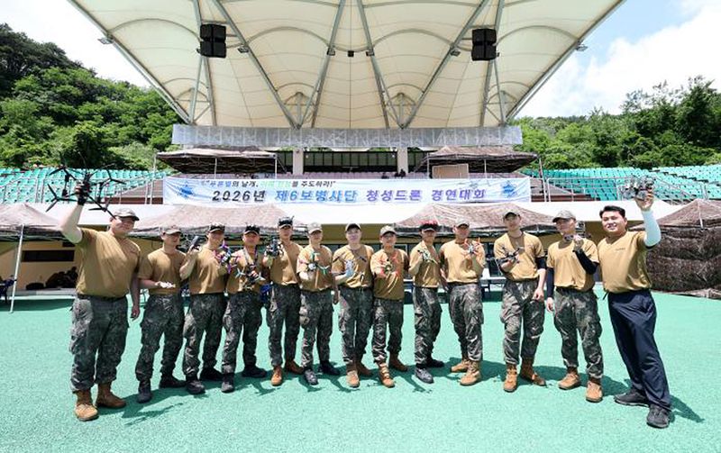 20226년 청성드론 경연대회에 참가한 육군6보병사단 장병들이 기념 촬영을 하고 있다. 6사단·국방일보 제공