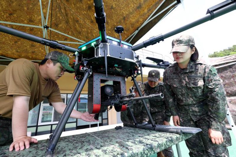 20226년 청성드론 경연대회에 참가한 육군6보병사단 장병들이 소총 조준 사격이 가능한 군용 드론을 살펴보고 있다. 6사단·국방일보 제공