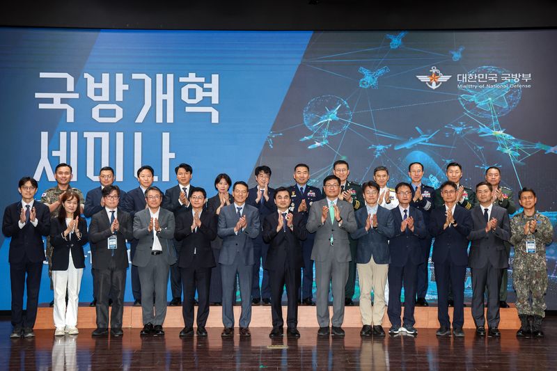 9일 오후 전쟁기념관에서 개최된 국방개혁 세미나에서 안규백 국방부장관을 비롯한 주요 참석자들이 기념사진을 촬영하고 있다. 국방부 제공