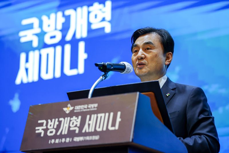 안규백 국방부장관이 9일 오후 전쟁기념관에서 개최된 국방개혁 세미나에서 개회사를 하고 있다. 국방부 제공