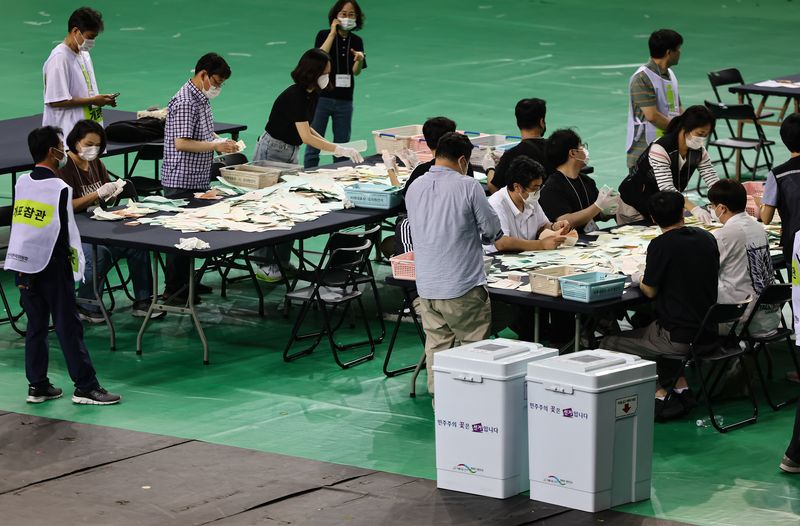5일 서울 송파구 올림픽공원 핸드볼경기장에서 '투표용지 부족 사태'가 불거져 개표가 미뤄졌던 잠실7동 제2투표소 투표함의 개표가 진행되고 있다. 2026.6.5 ⓒ 뉴스1 김도우 기자