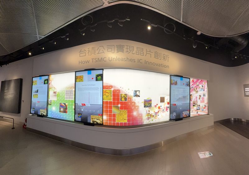 TSMC 혁신관 내부에 TSMC 발전의 역사가 대형 스크린을 통해 전시돼 있다. 사진=최혜림 기자