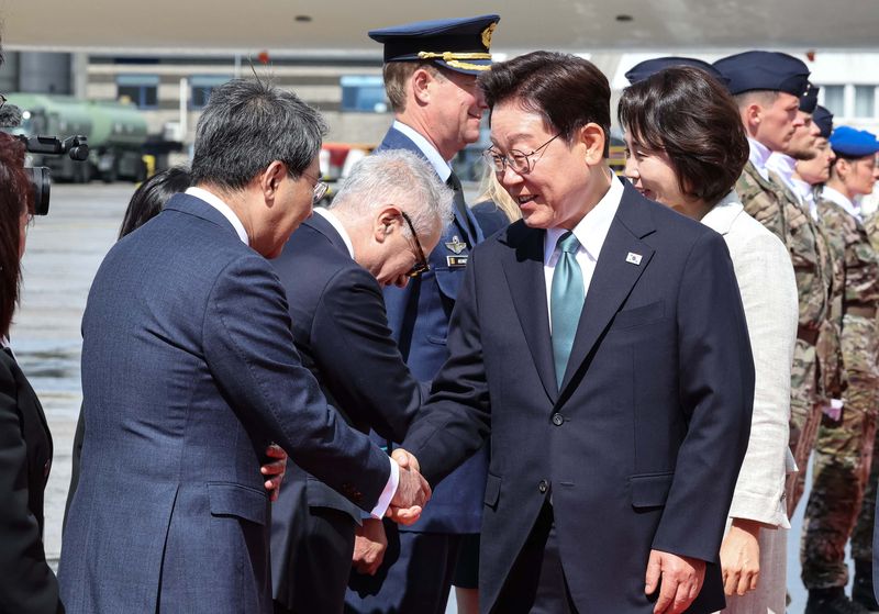 G7 정상회의 참석 계기 벨기에를 방문한 이재명 대통령과 김혜경 여사가 9일(현지시간) 브뤼셀 멜스브룩 군공항에 도착해 환영 인사들과 인사하고 있다. 뉴시스
