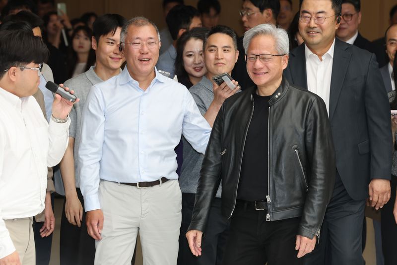 젠슨 황 엔비디아 최고경영자(CEO)가 8일 서울 서초구 현대차그룹 양재 사옥에서 정의선 현대차그룹 회장과 함께 둘러보고 있다. (공동취재) 뉴시스