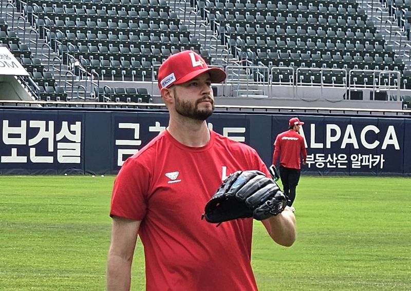 [서울=뉴시스] 프로야구 SSG 랜더스의 외국인 투수 토마스 해치가 9일 서울 잠실구장에서 열린 2026 신한 쏠 KBO리그 LG 트윈스와의 경기를 앞두고 몸을 풀고 있다. (사진=SSG 랜더스 제공) 2026.06.09. *재판매 및 DB 금지