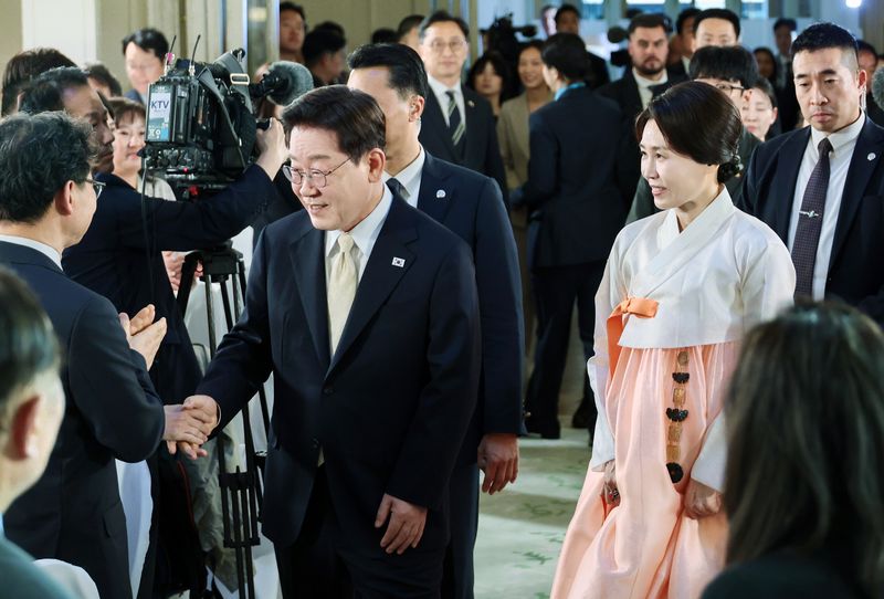 [브뤼셀=뉴시스] 최동준 기자 = G7 정상회의 참석 계기 벨기에를 방문 중인 이재명 대통령과 김혜경 여사가 9일(현지 시간) 브뤼셀 한 호텔에서 열린 동포만찬간담회에 입장하고 있다. 2026.06.10. photocdj@newsis.com