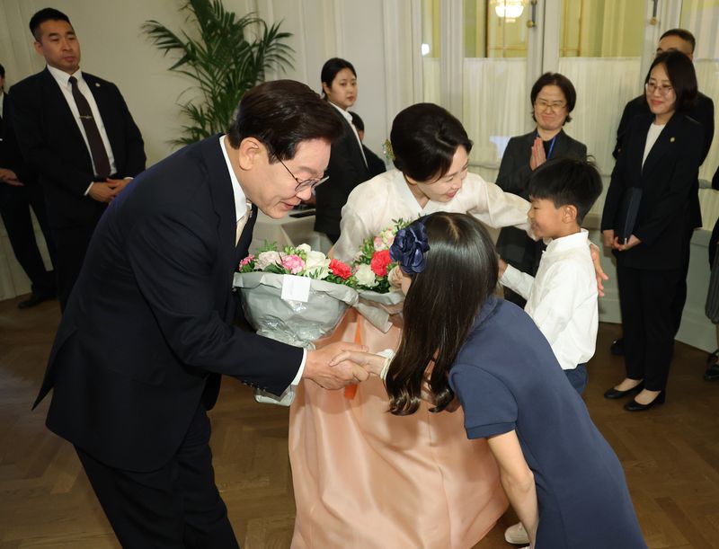 [브뤼셀=뉴시스] 최동준 기자 = G7 정상회의 참석 계기 벨기에를 방문 중인 이재명 대통령과 김혜경 여사가 9일(현지 시간) 브뤼셀 한 호텔에서 열린 동포만찬간담회에서 화동에게 꽃다발을 받고 있다. 2026.06.10. photocdj@newsis.com
