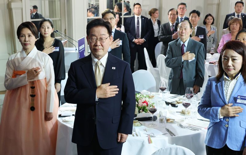 [브뤼셀=뉴시스] 최동준 기자 = G7 정상회의 참석 계기 벨기에를 방문 중인 이재명 대통령과 김혜경 여사가 9일(현지 시간) 브뤼셀 한 호텔에서 열린 동포만찬간담회에서 참석자들과 국민의례를 하고 있다. 2026.06.10. photocdj@newsis.com