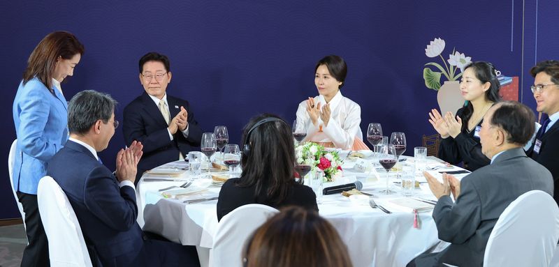 [브뤼셀=뉴시스] 최동준 기자 = G7 정상회의 참석 계기 벨기에를 방문 중인 이재명 대통령과 김혜경 여사가 9일(현지 시간) 브뤼셀 한 호텔에서 열린 동포만찬간담회에서 박수를 치고 있다. 2026.06.10. photocdj@newsis.com