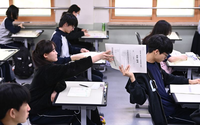 [수원=뉴시스] 김종택기자 = 5월 전국연합학력평가가 실시된 7일 경기 수원시 효원고등학교 3학년 교실에서 학생들이 시험지를 전달받고 있다. 2026.05.07. jtk@newsis.com
