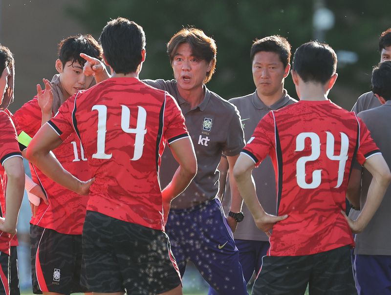 홍명보 대한민국 축구대표팀 감독이 지난 3일(현지시간) 미국 유타주 솔트레이크시티 브리검 영 대학교 BYU 사우스필드 경기장에서 2026 국제축구연맹(FIFA) 북중미 월드컵을 앞두고 열린 대한민국과 엘살바도르의 평가전 전반 하이드레이션 브레이크 때 작전을 지시하고 있다. 뉴스1