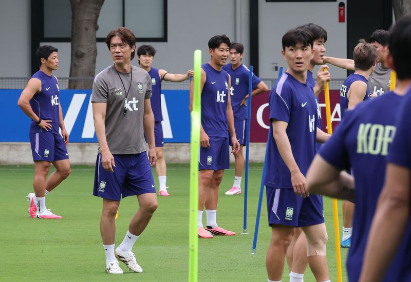 2026 북중미 월드컵에 출전하는 대한민국 축구대표팀 홍명보 감독이 지난 8일(현지시간) 멕시코 과달라하라 인근 사포판에 위치한 치바스 바예 베르데에서 선수들의 훈련을 지켜보고 있다. 뉴스1