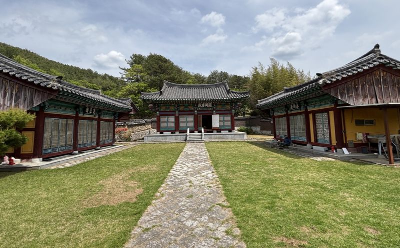 원강서원 마당. 정면은 강당인 여수당, 왼쪽 건물은 서재인 형모재, 오른쪽은 동재인 영수재. 사진=최수상 기자