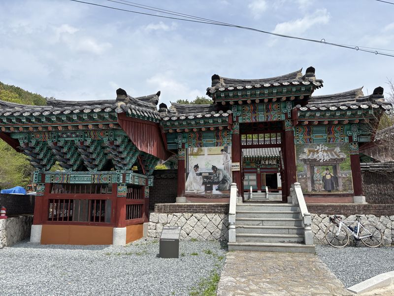 울산 울주군 삼동면 둔기리에 위치한 원강서원. 서원 입구 왼편은 엄공 원강서원 묘정비가 있는 비각이다. 사진=최수상 기자
