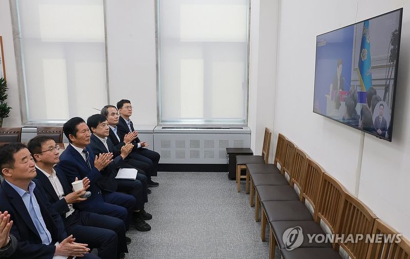 대통령 취임 1주년 기자회견 보는 민주당 지도부 (출처=연합뉴스)