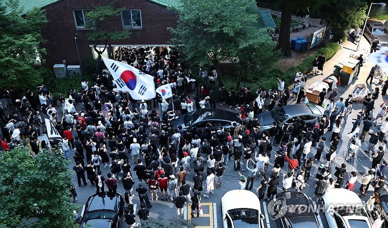 밤새 투표함 반출 반대하는 시민들 (출처=연합뉴스)