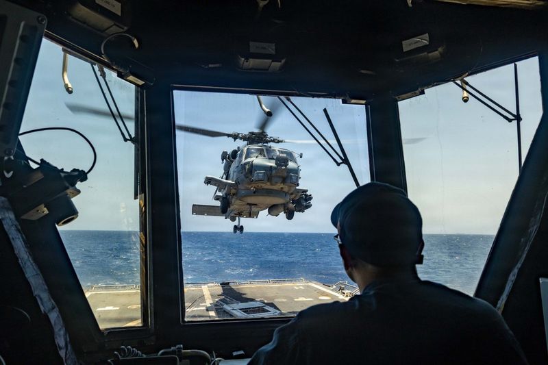 호르무즈 해협 인근 아라비아해 해상에서 작전을 수행 중인 MH-60R 시호크 헬기. 미 중부사령부(CENTCOM)가 15일(현지시간) 소셜미디어 엑스(X)에 게재했다.(재판매 및 DB금지) 2026.05.15. ⓒ 뉴스1 류정민 특파원