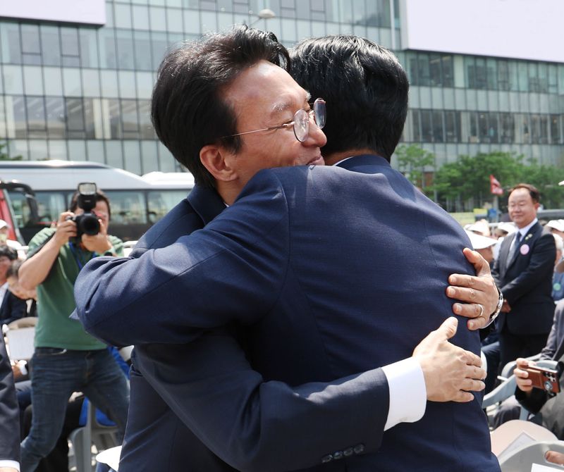 김민석 국무총리와 정청래 더불어민주당 대표가 10일 오전 서울 종로구 광화문광장에서 열린 제100주년 6·10 만세운동 기념식에서 만나 부둥켜 안고 있다. (공동취재) 2026.6.10 ⓒ 뉴스1 김명섭 기자