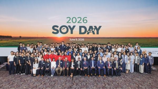 ‘2026 소이데이’ 행사에 참석한 소이오일 마스터, 소이푸드 마스터, 소이빈 밀 마스터들과 미국대두협회, 미국대두위원회 관계자들이 기념 촬영을 하고 있다 [사진= 미국대두협회]