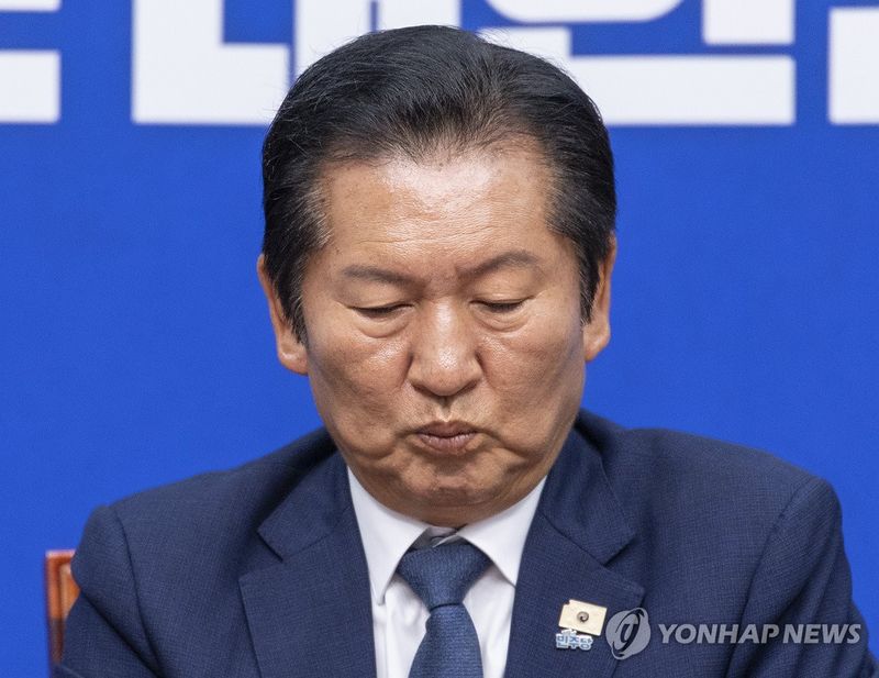 지방선거 후 첫 공개 최고위에서 생각에 잠긴 정청래 대표 (출처=연합뉴스)