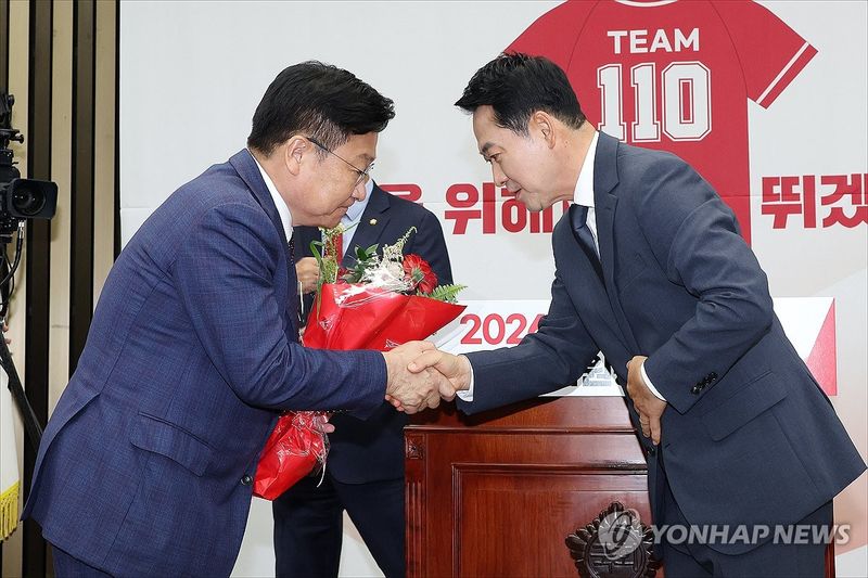 장동혁 대표와 악수하는 정점식 신임 원내대표 (출처=연합뉴스)