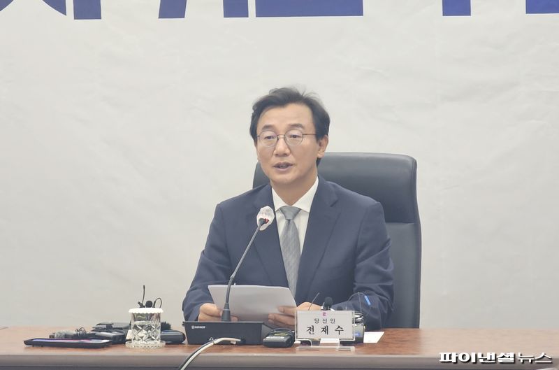 10일 오후 부산시상수도사업본부 회의실에서 열린 ‘다시 뛰는 부산 위원회’ 부산시장직 인수위원회 출범식에서 전재수 부산시장 당선인이 향후 인수위 운영 방향을 밝히고 있다. 사진=변옥환 기자