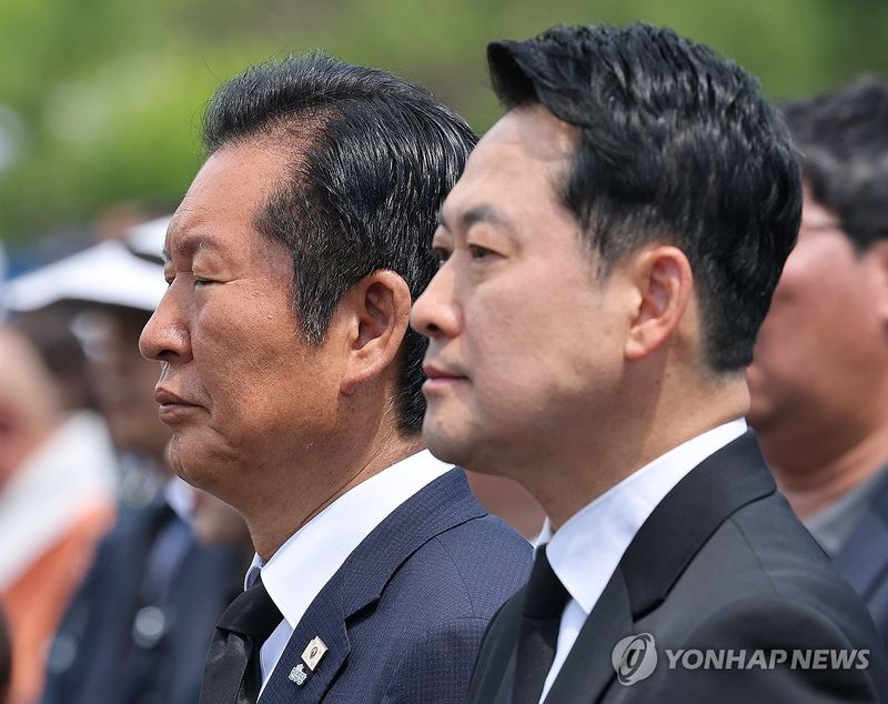 현충일 추념식 참석한 정청래 대표와 장동혁 대표 (출처=연합뉴스)