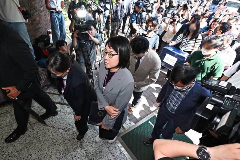 김지연 서울동부지방법원 부장판사와 관계자들이 10일 오후 6·3 지방선거 투표용지 부족 사태가 발생한 잠실7동 제2투표소였던 서울 송파구 우성아파트 노인정의 현장 검증을 위해 현장에 진입하고 있다. 뉴시스