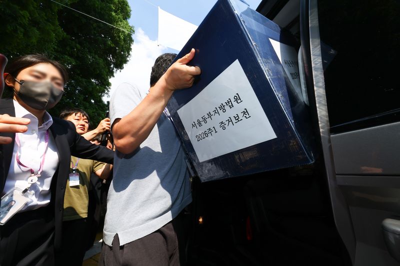 [서울=뉴시스] 황준선 기자 = 김지연 서울동부지방법원 부장판사와 관계자들이 10일 오후 6·3 지방선거 투표용지 부족 사태가 발생한 잠실7동 제2투표소였던 서울 송파구 우성아파트 노인정의 현장 검증을 마친 뒤 증거물을 들고 현장을 나서고 있다. 서울동부지법 민사 제51단독(김지연 부장판사)은 지난 9일 서울시장 후보였던 김정철 개혁신당 최고위원이 신청한 증거보전 사건을 일부 인용 결정해 이날 현장 검증을 진행했다. 보전 대상은 투표용지 보관상자와 투표소를 촬영한 폐쇄회로(CC)TV 등 4건이다. 2026.06.10. hwang@n