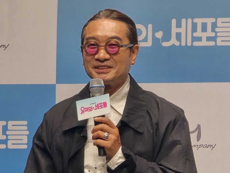 10일 서울 광진구 광나루로 '티켓링크1975씨어터'에서 열린 뮤지컬 '유미의 세포' 제작발표회 겸 기자간담회에서 양정웅 연출이 기획의도를 설명하고 있다. 뉴스1