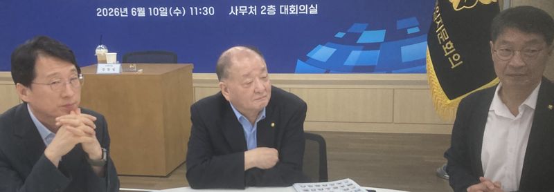 강창일 민주평화통일자문회의 수석부의장(가운데)이 10일 서울 장충단로 민주평통 대회의실에서 직원들과 기자회견을 갖고 있다. 그는 여권 4선 의원 출신으로 '일본 외교통'으로도 불린다. 사진=김경수 기자