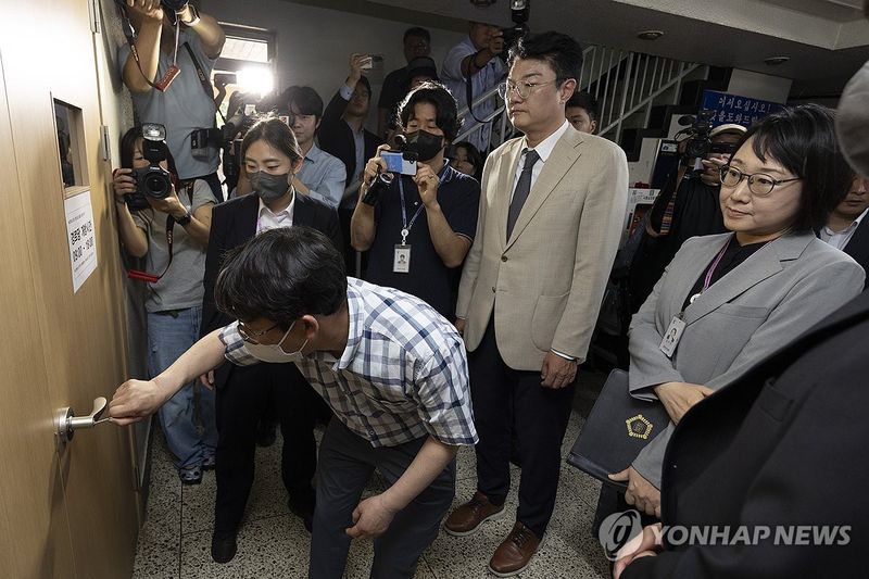 '투표용지 부족' 잠실7동 투표소 현장검증 (출처=연합뉴스)