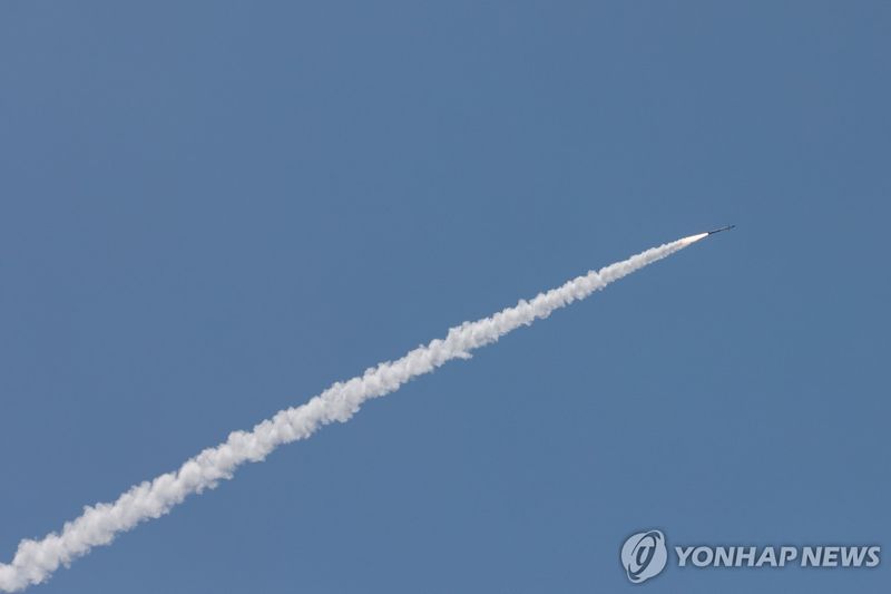 이스라엘 상공을 날아가는 이란발 미사일 (출처=연합뉴스)